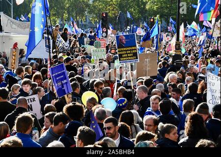 Grande folla con cartelli. Voto popolare marzo. Vicino a un milione di Anti-Brexit manifestanti hanno marciato sul Parlamento di chiedere un secondo referendum.Palazzo di Westminster, la piazza del Parlamento, Londra. Regno Unito Foto Stock