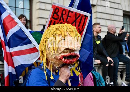 Boris Johnson effige. Voto popolare marzo. Vicino a un milione di Anti-Brexit manifestanti hanno marciato sul Parlamento di chiedere un secondo referendum.Palazzo di Westminster a Londra. Regno Unito Foto Stock