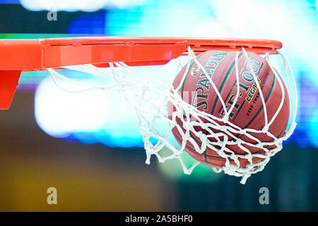 Ilshofen, Germania. Xix oct, 2019. Basket: Bundesliga, Hakro Merlini Crailsheim - BG Göttingen, girone principale, quarta giornata, nell'Arena Hohenlohe. Una sfera è gettato nel cestino. Credito: Uwe Anspach/dpa/Alamy Live News Foto Stock