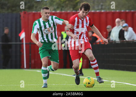 Pitsea, UK. Xix oct, 2019. LONDON, Regno Unito 19 ottobre James Thomas di Bowers e Pitsea tenendo fuori un giocatore Chichester durante la FA cup quarta manche di qualificazione tra Bowers e Pitsea e Chichester città al salmone Len stadium, Pitsea Regno Unito il 19 ottobre 2019 Credit: Azione Foto Sport/Alamy Live News Foto Stock