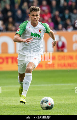 Augsburg, Germania. Xix oct, 2019. Calcio: Bundesliga, FC Augsburg - Bayern Monaco, ottava giornata nel WWK-Arena. Florian Niederlechner da Augsburg gioca la palla. Credito: Matthias esitano di fronte/dpa - NOTA IMPORTANTE: In conformità con i requisiti del DFL Deutsche Fußball Liga o la DFB Deutscher Fußball-Bund, è vietato utilizzare o hanno utilizzato fotografie scattate allo stadio e/o la partita in forma di sequenza di immagini e/o video-come sequenze di foto./dpa/Alamy Live News Foto Stock