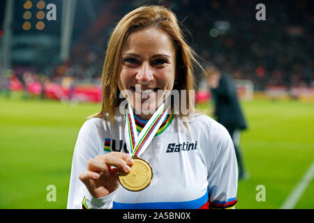 Utrecht, Paesi Bassi. Xix oct, 2019. UTRECHT, Stadion Galgenwaard, 19-10-2019, olandese Eredivisie stagione 2019/2020. Utrecht - PSV. Annemiek van Vleuten prima che il gioco Utrecht - PSV. Credito: Pro scatti/Alamy Live News Foto Stock