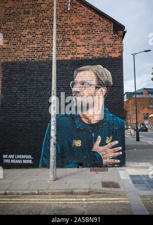 Liverpool, Merseyside, Regno Unito - 17 Ottobre 2019: un murale di Liverpool football club manager Jürgen Klopp sulla parete di un edificio di Liverpool, Mersey Foto Stock