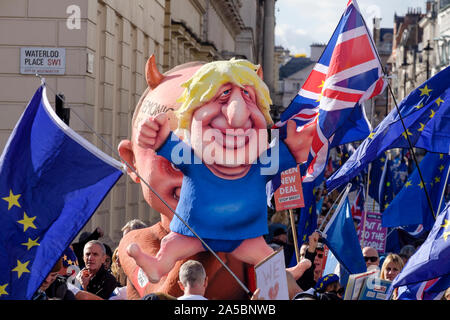 Londra, Regno Unito. Il 19 ottobre 2019. Pro Unione europea remainers prendere parte in enormi marzo rally e chiedono un secondo voto popolare sul Regno Unito l' adesione all' Unione europea. Foto Stock