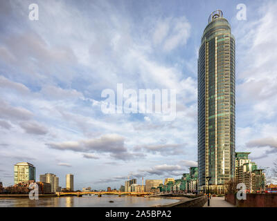 St George Wharf Tower, noto anche come la Vauxhall Tower è un grattacielo residenziale in Vauxhall, Londra e parte del St George Wharf. Foto Stock