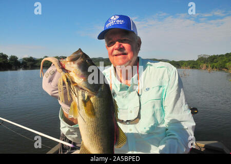 Lago Picachos offre grande pesca bassi e uno splendido scenario. Foto Stock