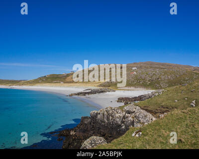 Prince's Beach, Isola di Eriskay, Ebridi Esterne, Scotland, Regno Unito 2019 con l'azzurro del cielo e del mare turchese Foto Stock