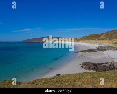 Prince's Beach, Isola di Eriskay, Ebridi Esterne, Scotland, Regno Unito 2019 con l'azzurro del cielo e del mare turchese Foto Stock