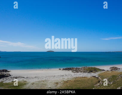 Prince's Beach, Isola di Eriskay, Ebridi Esterne, Scotland, Regno Unito 2019 con l'azzurro del cielo e del mare turchese Foto Stock