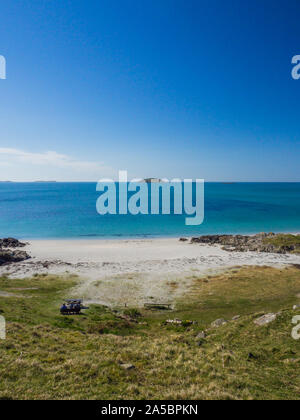 Prince's Beach, Isola di Eriskay, Ebridi Esterne, Scotland, Regno Unito 2019 con l'azzurro del cielo e del mare turchese Foto Stock