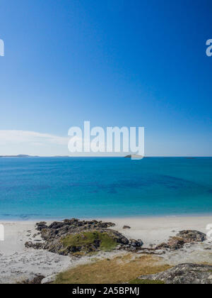 Prince's Beach, Isola di Eriskay, Ebridi Esterne, Scotland, Regno Unito 2019 con l'azzurro del cielo e del mare turchese Foto Stock