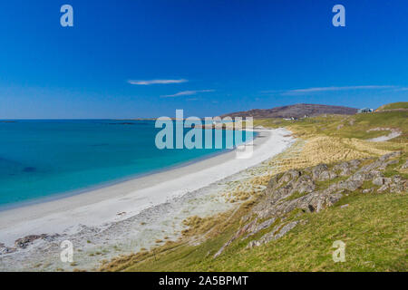 Prince's Beach, Isola di Eriskay, Ebridi Esterne, Scotland, Regno Unito 2019 con l'azzurro del cielo e del mare turchese Foto Stock