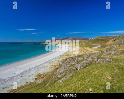 Prince's Beach, Isola di Eriskay, Ebridi Esterne, Scotland, Regno Unito 2019 con l'azzurro del cielo e del mare turchese Foto Stock