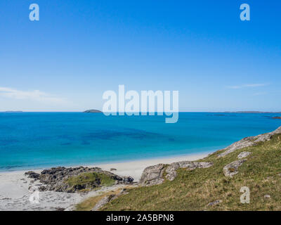 Prince's Beach, Isola di Eriskay, Ebridi Esterne, Scotland, Regno Unito 2019 con l'azzurro del cielo e del mare turchese Foto Stock