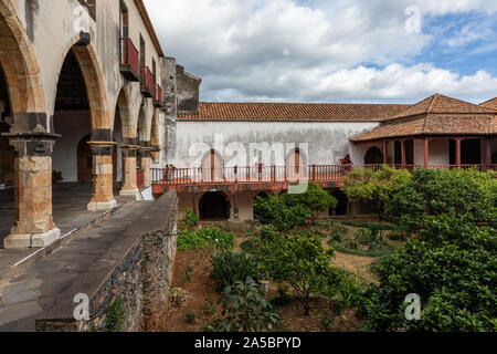 Cortile e chiostri entro il Convento de Santa Clara (Santa Clara Convent), Funchal, Madeira, Portogallo Foto Stock