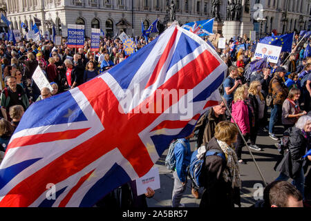 Londra, Regno Unito. Il 19 ottobre 2019. Pro Unione europea remainers prendere parte in enormi marzo rally e chiedono un secondo voto popolare sul Regno Unito l' adesione all' Unione europea. Foto Stock