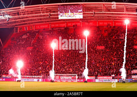 Utrecht, Paesi Bassi. Xix oct, 2019. UTRECHT, Stadion Galgenwaard, 19-10-2019, olandese Eredivisie stagione 2019/2020. Utrecht - PSV. Fuochi d'artificio prima che il gioco Utrecht - PSV. Credito: Pro scatti/Alamy Live News Foto Stock