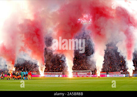 Utrecht, Paesi Bassi. Xix oct, 2019. UTRECHT, Stadion Galgenwaard, 19-10-2019, olandese Eredivisie stagione 2019/2020. Utrecht - PSV. Fuochi d'artificio prima che il gioco Utrecht - PSV. Credito: Pro scatti/Alamy Live News Foto Stock