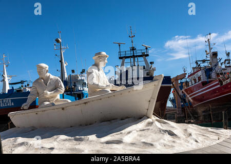 La scultura in onore dei pescatori di Caniçal, parrocchia della contea di Machico, di Madera. Da Emanuel Santos, che ha anche creato la statua di Ronaldo. Foto Stock