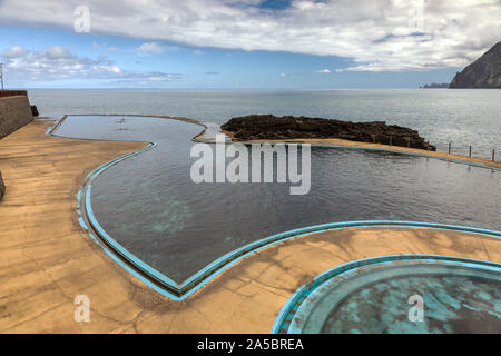 Una piscina infinity sul lungomare a Porto da Cruz sul robusto costa nord est di Madeira, Portogallo Foto Stock