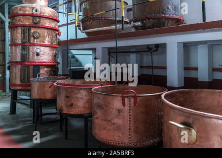 Rum tradizionale rendendo la tecnologia al nord mills distilleria, Porto da Cruz, di Madera Foto Stock