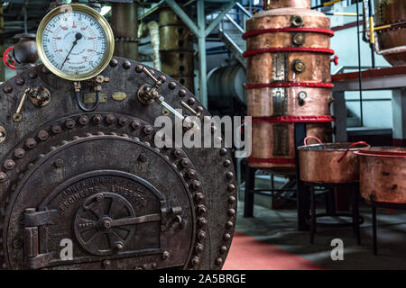 Rum tradizionale rendendo la tecnologia al nord mills distilleria, Porto da Cruz, di Madera Foto Stock