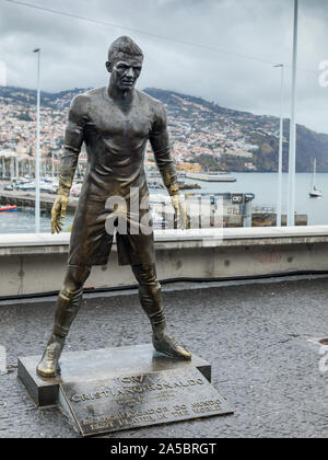 Statua del famoso calciatore Cristiano Ronaldo a Funchal, Madeira. Porto Fuchal in background. Parte di CR7 Museo. Foto Stock