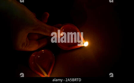 Diwali Festival lampada su sfondo di legno Foto Stock