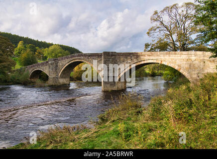 Barden Bridge - un attraente a tre archi humpbacked ponte che attraversa il fiume Wharfe a nord di Bolton Abbey sul bordo orientale dello Yorkshire Dales. Foto Stock