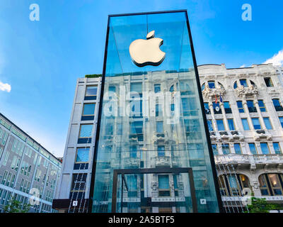 Settembre 25, 2019 L'Italia. Milano. Apple Store nel centro di Milano. Nuovo Apple Store nel centro di Milano, Italia. Il logo Apple Foto Stock