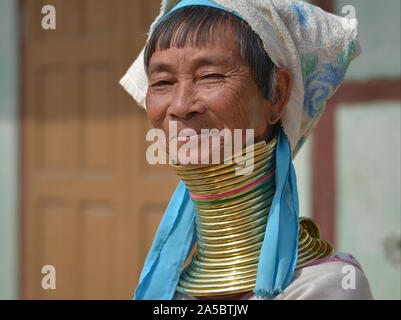 Anziani Myanmarese Kayan Lahwi giraffa donna ("donna giraffa") con 22 ottone tribale collo anelli/bobine pone per la fotocamera. Foto Stock