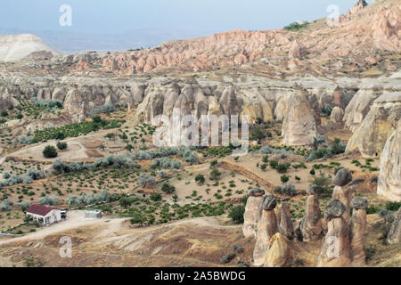 Vista aerea di rocce di diverse forme e grotte in Cappadocia,Turchia Foto Stock