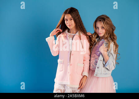 Due belle girlfriends ragazza in abiti alla moda Foto Stock