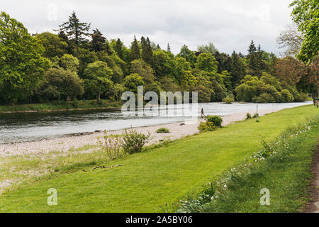 A monte del fiume Ness, guardando verso le isole Ness, su una vivace giornata di primavera a Inverness, Scotland Foto Stock