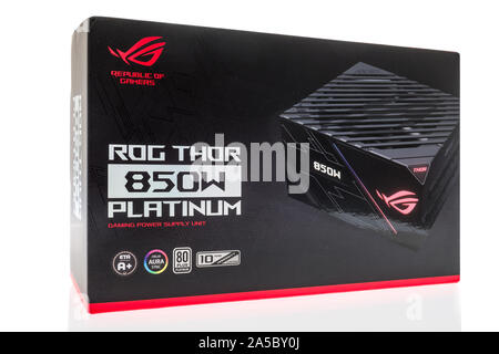 Winneconne, WI - 4 Ottobre 2019: un pacchetto di ASUS gaming unità di alimentazione repubblica di platino di videogamer di parti di un computer Foto Stock