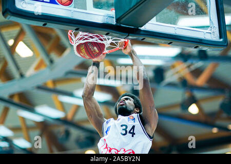 Ilshofen, Germania. Xix oct, 2019. Basket: Bundesliga, Hakro Merlini Crailsheim - BG Göttingen, girone principale, quarta giornata, nell'Arena Hohenlohe. Crailsheim's Aaron Jones sta gettando un cestello. Credito: Uwe Anspach/dpa/Alamy Live News Foto Stock