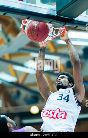 Ilshofen, Germania. Xix oct, 2019. Basket: Bundesliga, Hakro Merlini Crailsheim - BG Göttingen, girone principale, quarta giornata, nell'Arena Hohenlohe. Crailsheim's Aaron Jones sta gettando un cestello. Credito: Uwe Anspach/dpa/Alamy Live News Foto Stock