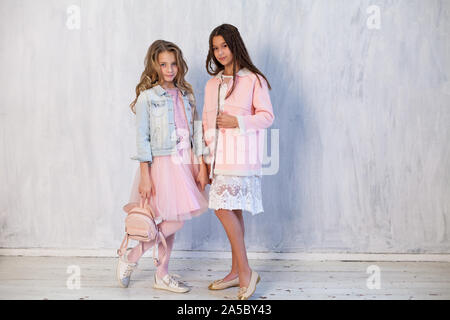 Due belle girlfriends ragazza in abiti alla moda Foto Stock