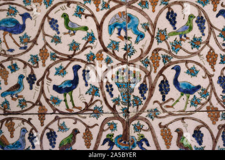 Pannello di piastrelle a mosaico di uccelli design creato negli anni Trenta del Novecento da David Ohannessian, il rinomato ceramista armena fondatore dell'armeno di Gerusalemme in ceramica e ceramica di tradizione. Israele Foto Stock