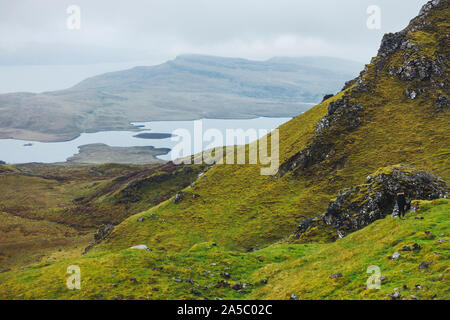 Un grigio e piovoso, nuvoloso giorno presso il vecchio uomo di Storr, una famosa formazione rocciosa sull'Isola di Skye in Scozia Foto Stock