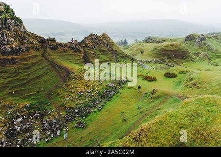 La laminazione erba-colline coperte di incantevoli Fairy Glen, Isola di Skye in Scozia Foto Stock