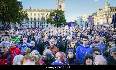 Londra, UK, 19 ott 2019. La piazza del Parlamento è completamente riempita di manifestanti, incluse la maggior parte delle sue strade laterali nelle vicinanze. Il "voto popolare marzo " termina il suo percorso attraverso il centro di Londra in piazza del Parlamento, come centinaia di migliaia di protesta per un finale di dire in Brexit trattativa. Foto Stock
