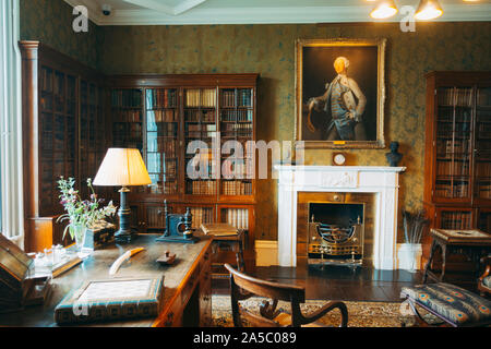 Una sala di studio nel castello di Dunvegan sull'Isola di Skye, costruita nel XIII secolo e ancora vissuto in oggi Foto Stock