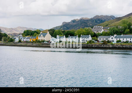 Il piccolo insediamento balneare di Dornie, sul Loch Long in Scozia, Regno Unito Foto Stock