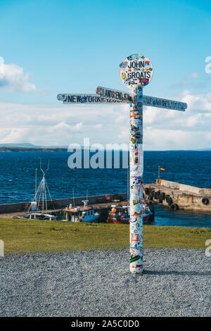 Il famoso John O'semole signpost pole, intonacate con adesivi da turisti, all'estremo nord punta orientale del Regno Unito Foto Stock