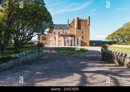 Il Castello di Mey, costruito nella metà del XVI secolo, acquistato e restaurato negli anni Cinquanta dalla Regina Elisabetta Regina Madre. Ora aperti ai turisti May-Sept Foto Stock