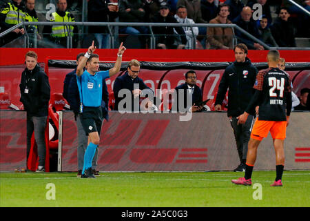 Utrecht, Paesi Bassi. Xix oct, 2019. UTRECHT, Stadion Galgenwaard, 19-10-2019, olandese Eredivisie stagione 2019/2020. Utrecht - PSV. arbitro Danny Makkelie arbitro Danny Makkelie controllo sul campo monitor review raccomandato dal video assistente arbitro (VAR) Jochem KAMPHUIS durante il gioco Utrecht - PSV. Credito: Pro scatti/Alamy Live News Foto Stock