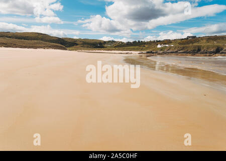 Una calma e tranquilla e soleggiata giornata a Bettyhill appartata Spiaggia di Farr parrocchia, sulla costa settentrionale della Scozia Foto Stock