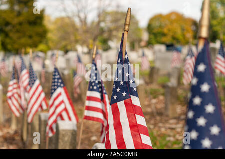 Bandiere a veterani graves al cimitero di Lancaster a Lancaster, Pennsylvania. Foto Stock