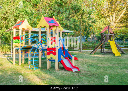 Colorato parco giochi per bambini attività nel parco pubblico. Moderno e sicuro parco giochi per bambini. Foto Stock